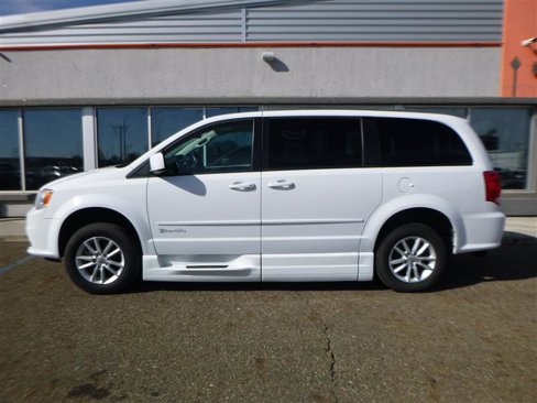 Used 2014 Dodge Grand Caravan SXT w/ Rear Park Assist Package image 2