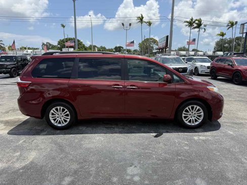 Used 2017 Toyota Sienna XLE image 9
