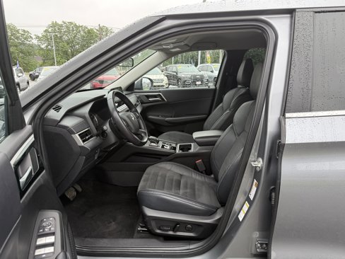 Used 2023 Mitsubishi Outlander SE image 9