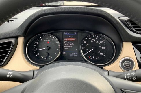 Used 2018 Nissan Rogue SV image 25