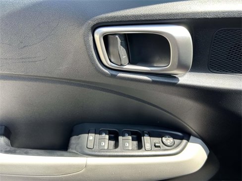 Certified 2020 Hyundai Venue SEL image 17