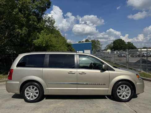 Used 2016 Chrysler Town & Country Touring image 4