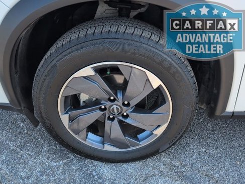Used 2024 Nissan Rogue SV image 3