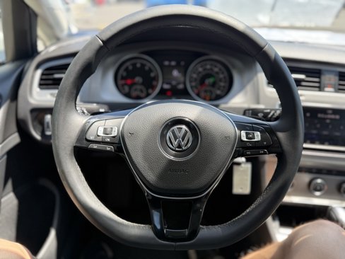 Used 2017 Volkswagen Golf SportWagen image 8