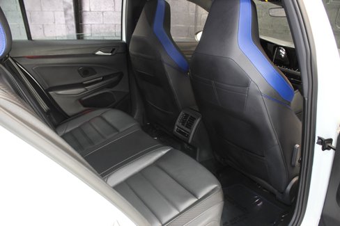 Used 2022 Volkswagen Golf R image 40