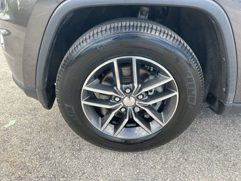 Used 2018 Jeep Grand Cherokee Laredo image 16