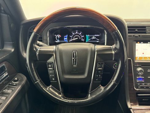 Used 2016 Lincoln Navigator Reserve image 24