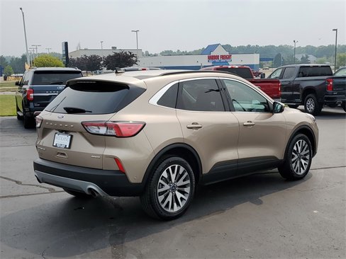 Used 2021 Ford Escape Titanium image 3