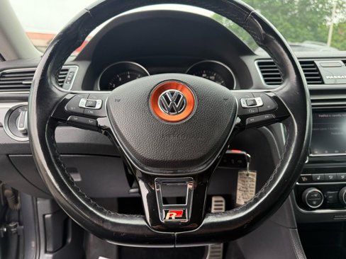 Used 2018 Volkswagen Passat 2.0T R-Line image 9