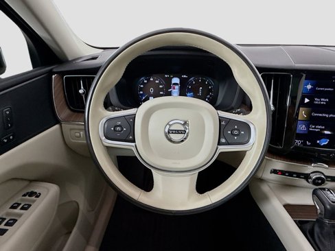 Used 2021 Volvo XC60 T5 Momentum w/ Premium Package image 11
