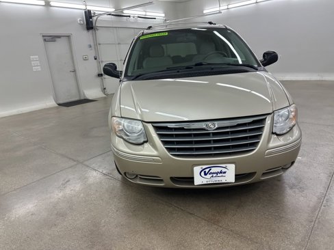 Used 2005 Chrysler Town & Country Limited image 4