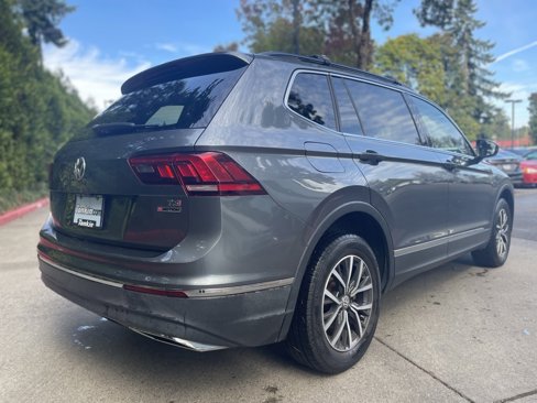Used 2018 Volkswagen Tiguan SE w/ Panoramic Sunroof Package image 4