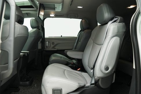Used 2024 Toyota Sienna Limited image 26