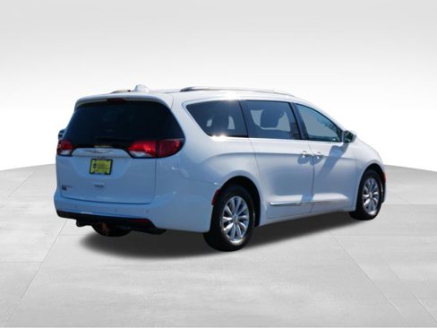 Used 2017 Chrysler Pacifica Touring-L image 10