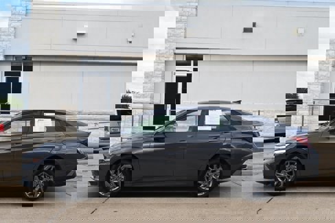 Used 2024 Hyundai Elantra SEL image 3