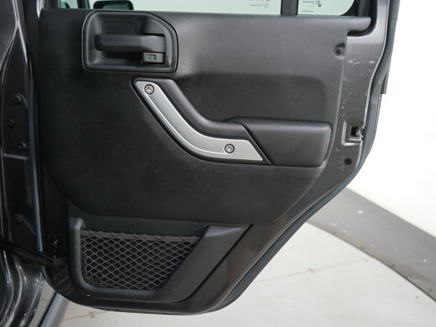 Used 2016 Jeep Wrangler Unlimited Rubicon w/ Connectivity Group image 10