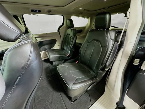 Used 2020 Chrysler Pacifica Limited image 24