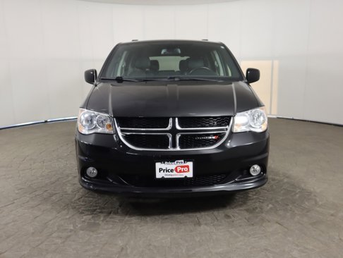 Used 2019 Dodge Grand Caravan SXT image 2