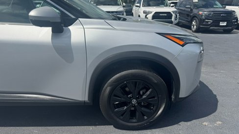 Used 2021 Nissan Rogue SV image 3