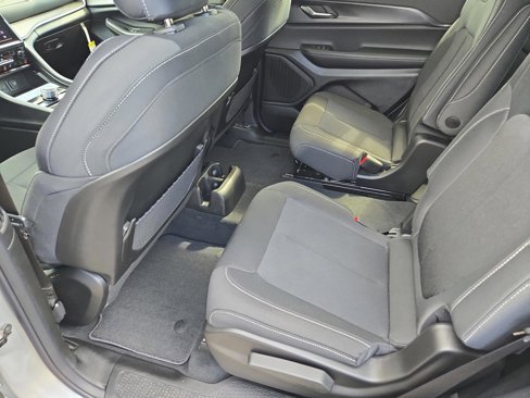 New 2025 Jeep Grand Cherokee L Laredo image 32