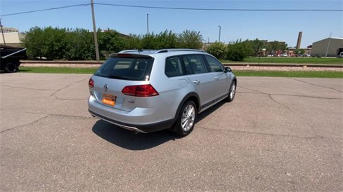Used 2017 Volkswagen Golf Alltrack image 8