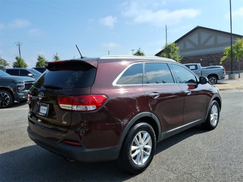 Used 2017 Kia Sorento LX image 5