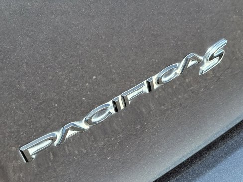 Used 2020 Chrysler Pacifica Touring-L image 11