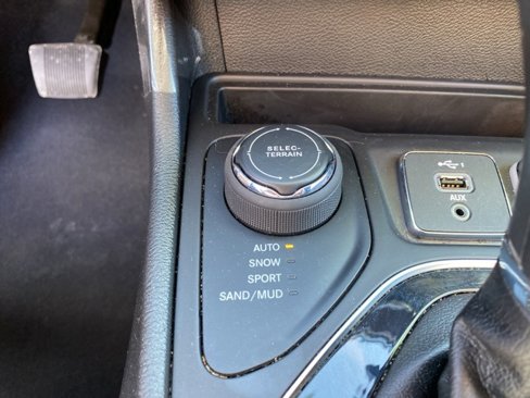 Used 2022 Jeep Cherokee Limited image 28