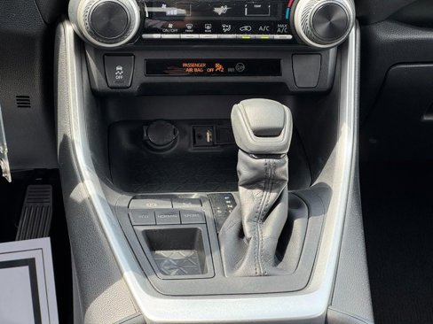 Used 2019 Toyota RAV4 LE image 14