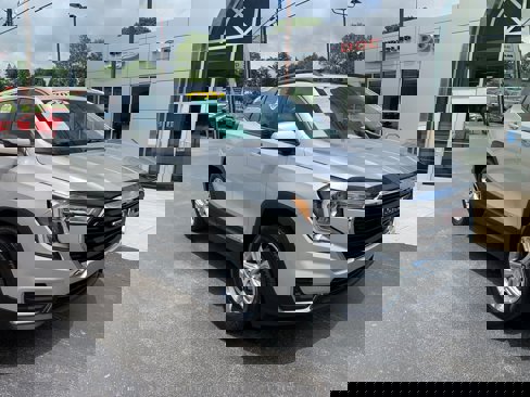Used 2022 GMC Terrain SLE w/ Driver Convenience Package image 2