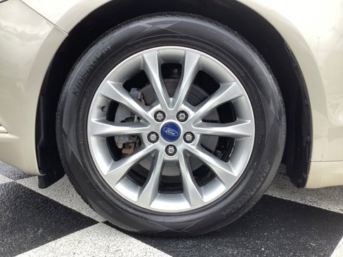 Used 2017 Ford Fusion SE image 9