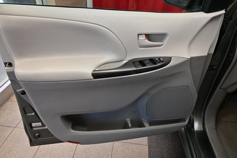 Used 2013 Toyota Sienna L image 16