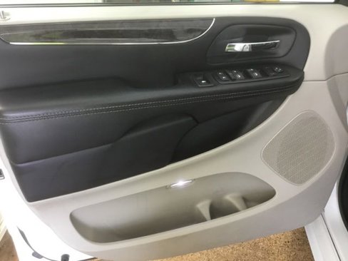 Used 2014 Chrysler Town & Country Touring image 6