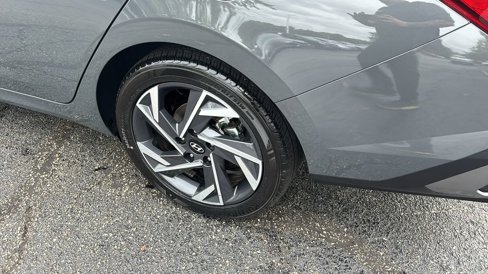 Used 2024 Hyundai Elantra Limited image 9