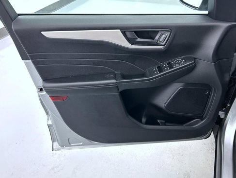Used 2022 Ford Escape SE w/ Cold Weather Package image 9