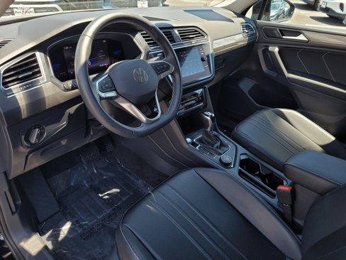 Certified 2022 Volkswagen Tiguan SE image 9