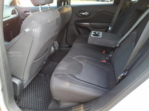 Certified 2019 Jeep Cherokee Latitude w/ Cold Weather Group image 6