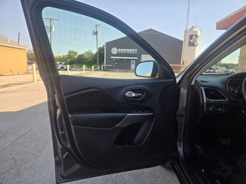 Used 2019 Jeep Cherokee Limited image 4