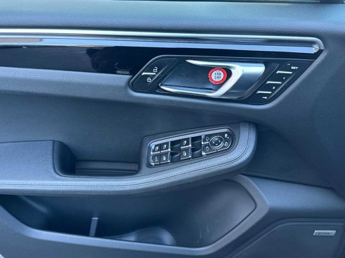 Used 2021 Porsche Macan S image 12