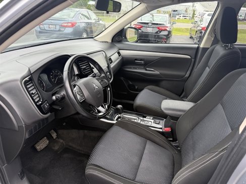 Used 2017 Mitsubishi Outlander SE image 9