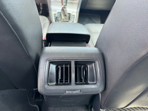 Used 2015 Volkswagen Golf S image 18