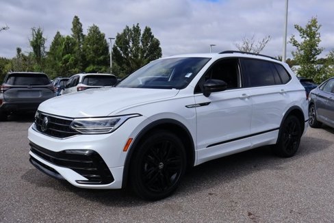Used 2022 Volkswagen Tiguan SE R-Line image 3