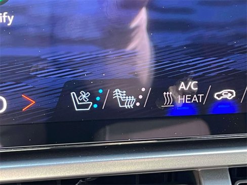 Used 2024 Chevrolet Equinox EV RS image 28