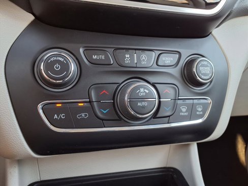 Used 2019 Jeep Cherokee Limited image 11