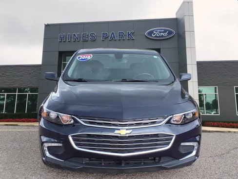 Used 2018 Chevrolet Malibu LT image 2