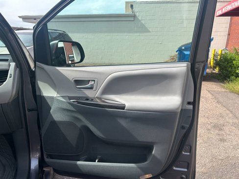 Used 2018 Toyota Sienna XLE image 44