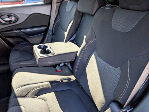 Used 2015 Jeep Cherokee Latitude w/ Comfort/Convenience Group image 8
