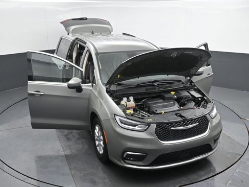 Used 2023 Chrysler Pacifica Touring-L image 57