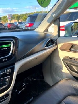 Used 2019 Chrysler Pacifica Touring-L image 19