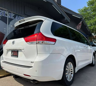 Used 2013 Toyota Sienna XLE image 3